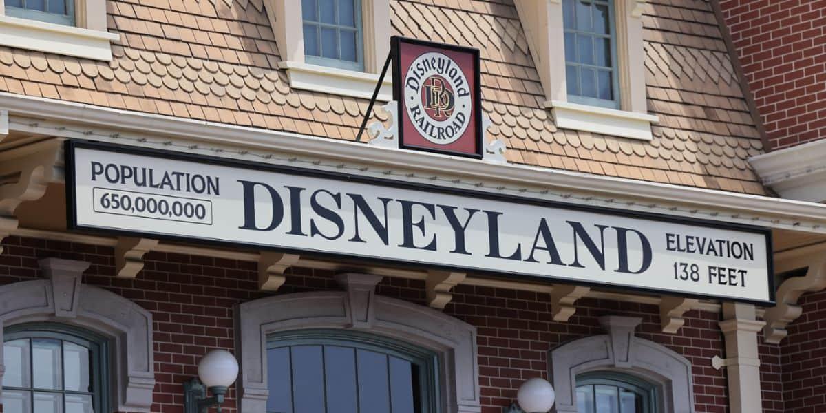 Dining at New Disneyland costs 1/4 of $1,000 |Disney Dining